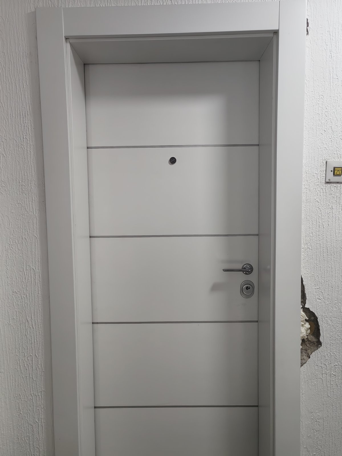 Bela sigurnosna vrata sa metalnim lajsnama