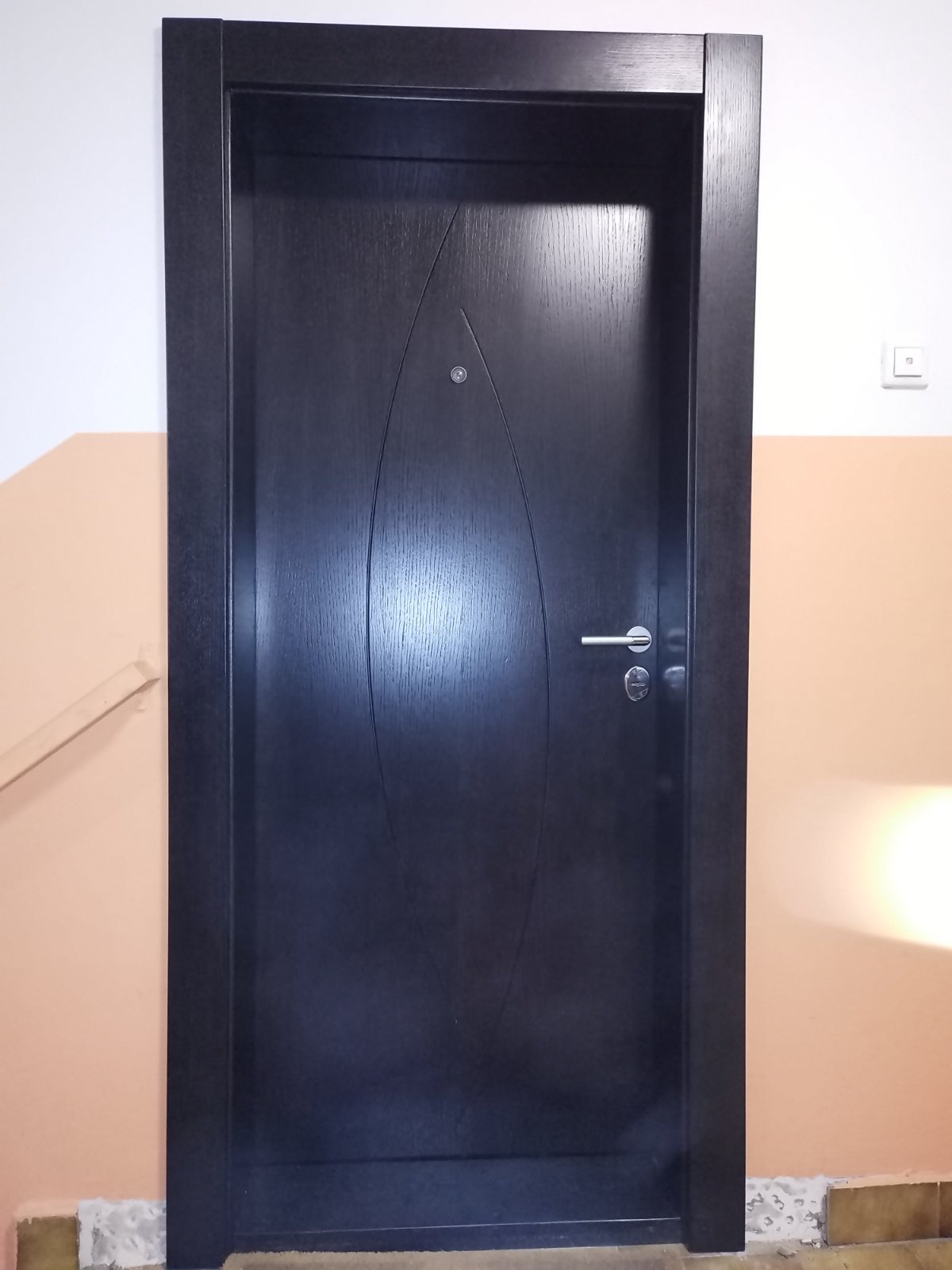 Crna sigurnosna vrata sa lučnim dizajnom